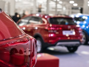 Zbliżenie reflektorów samochodowych na nowych samochodach w salonie zamazane tło.Wybór kolejnego nowego pojazdu, sprzedaż samochodów, rynek