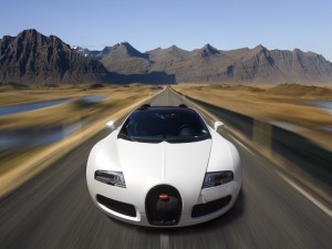 Il-Bugatti Veyron EB 16.4 hija karozza grand touring b'magna tan-nofs, iddisinjata u żviluppata mill-Grupp Volkswagen.Hija l-aktar karozza tal-produzzjoni legali fit-toroq fid-dinja, b'veloċità massima ta '431.072 km/h (267.856 mph).Ritratt fl-Islanda.